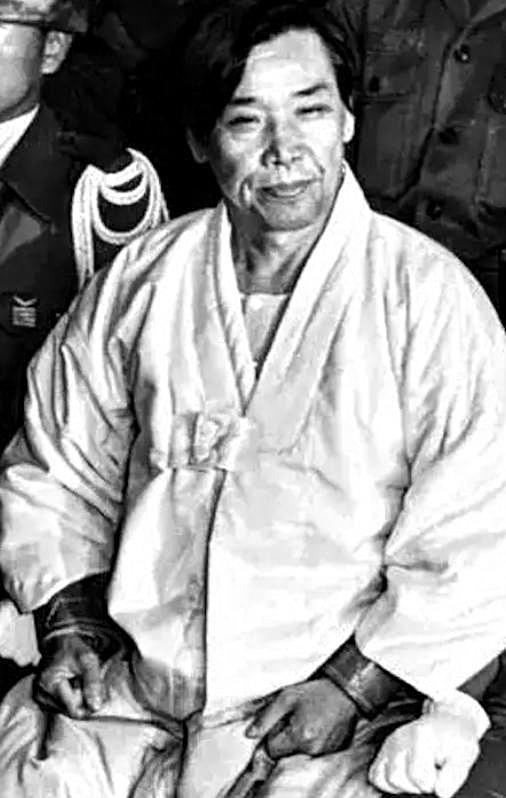 大韩“内乱罪”始祖是吃饭吃急眼了、射杀了朴正熙的金载圭吧？
1980年春末，金载