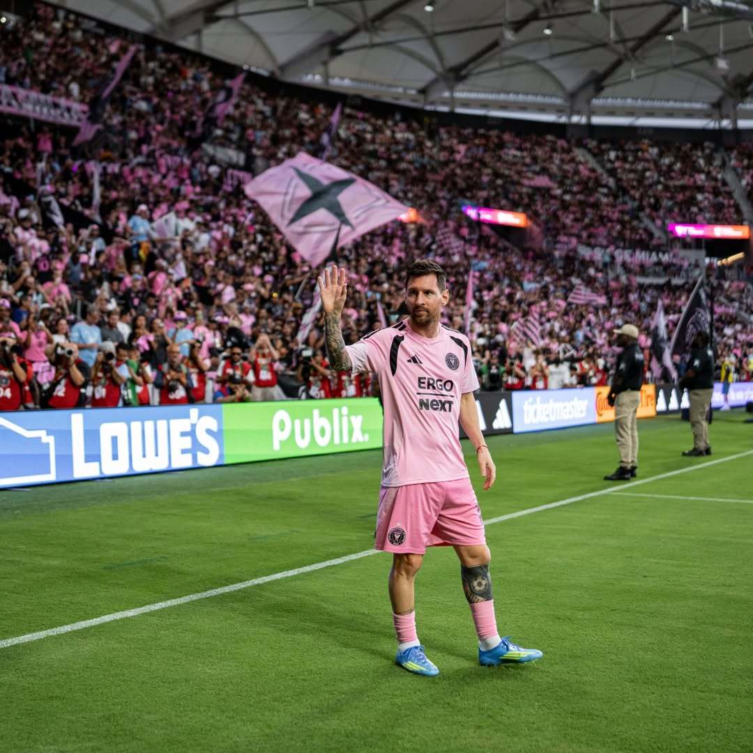 梅西ins：在我们新体育场的第一场比赛 🏟️⚽️ 