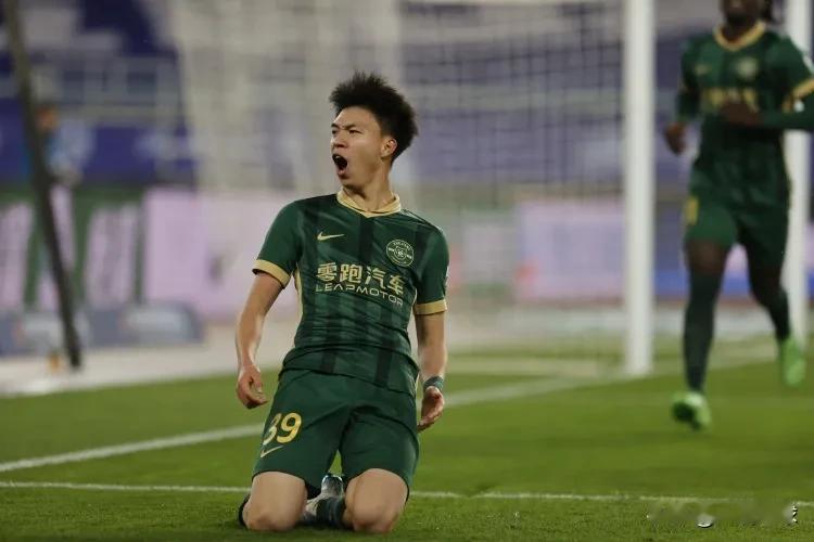 虽然浙江输了，但是王钰栋没输啊，梅开二度之后已经打入八球并列射手榜第一！不吹不黑