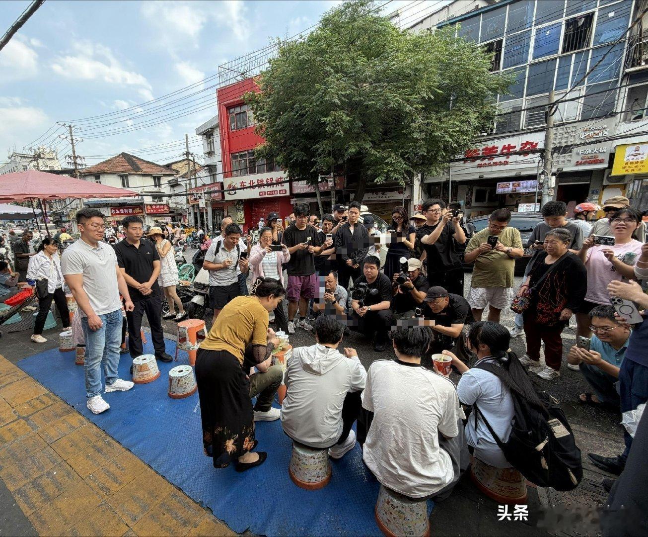 雷军吃热干面被指模仿黄仁勋一些别有用心的人故意带节奏，所谓这么多专业设备拍摄，就