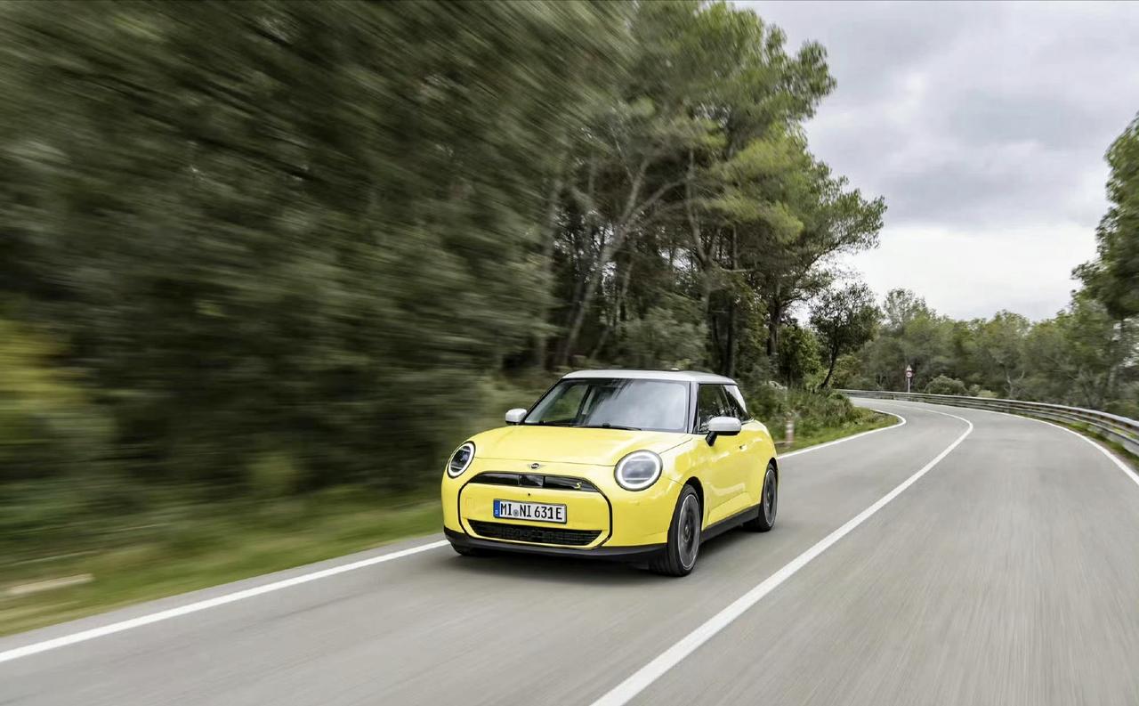 纯电 MINI COOPER 今晚上市，这个发布会会场布置完全满分，有情怀也够潮