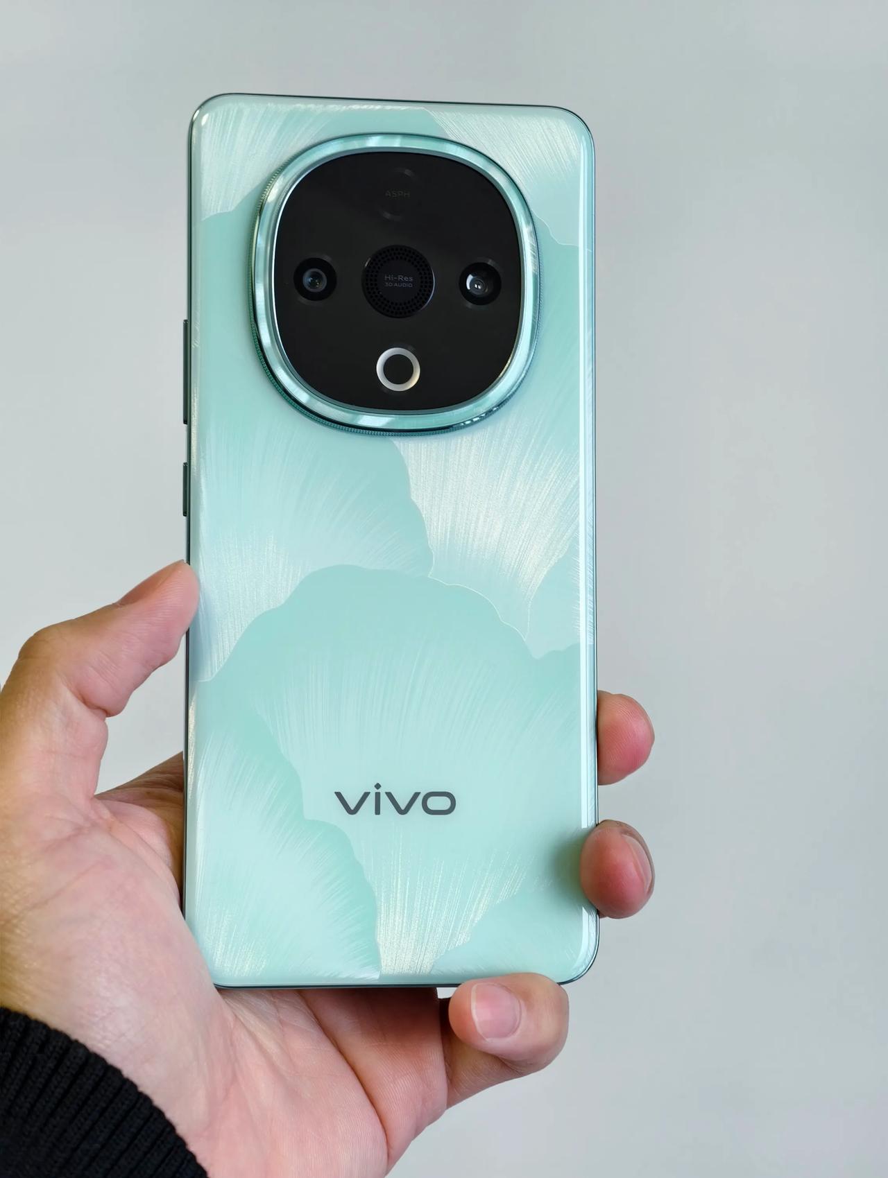 vivo Y300这款手机作为中低端手机，后盖设计确实不错，另外还给了屏幕指纹识