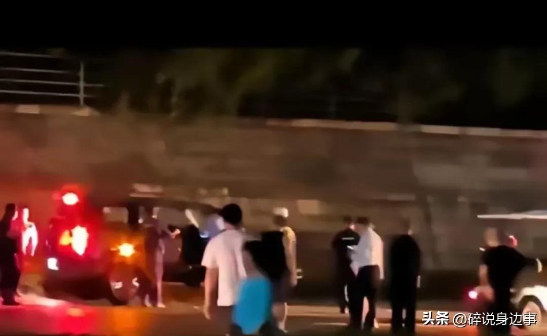 珠海出大事了。
昨天傍晚19:48分，62岁的樊某驾驶小型越野车恶意碾压广场上锻