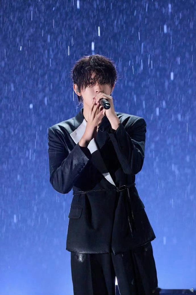 谁教张极这么用帅脸的 雨中舞台帅到犯规！张极帅脸配超拼状态，又让人心动又心疼！ 