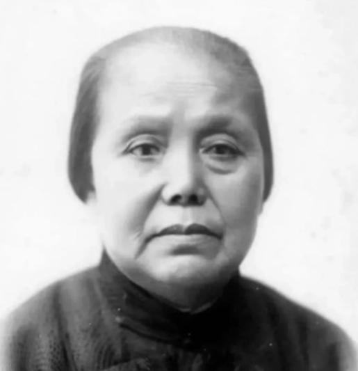 1915年，孙中山向发妻卢慕贞正式提出离婚，48岁的卢慕贞也不哭不闹，只是信中回