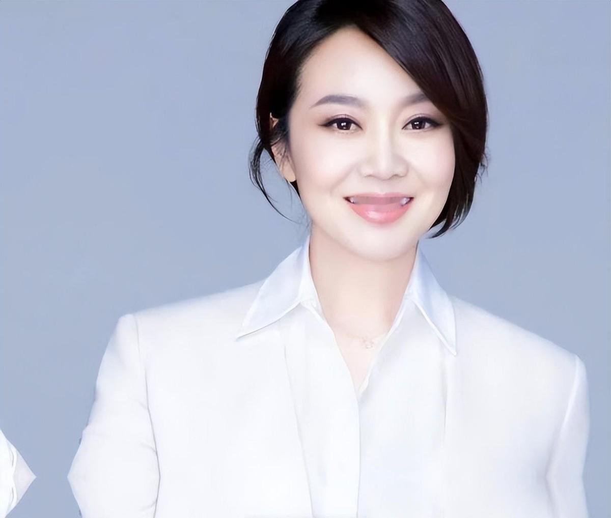 2007年一天，闫妮去买房，售楼小姐看她衣着普通，就随便一指：“这套不错，400