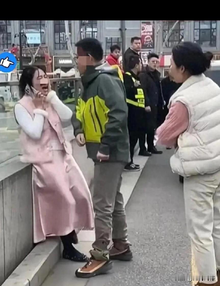 一名女司机驾驶黄色小车加塞变道，剐蹭了旁边车道的车辆，造成轻微事故。事发后，她拒