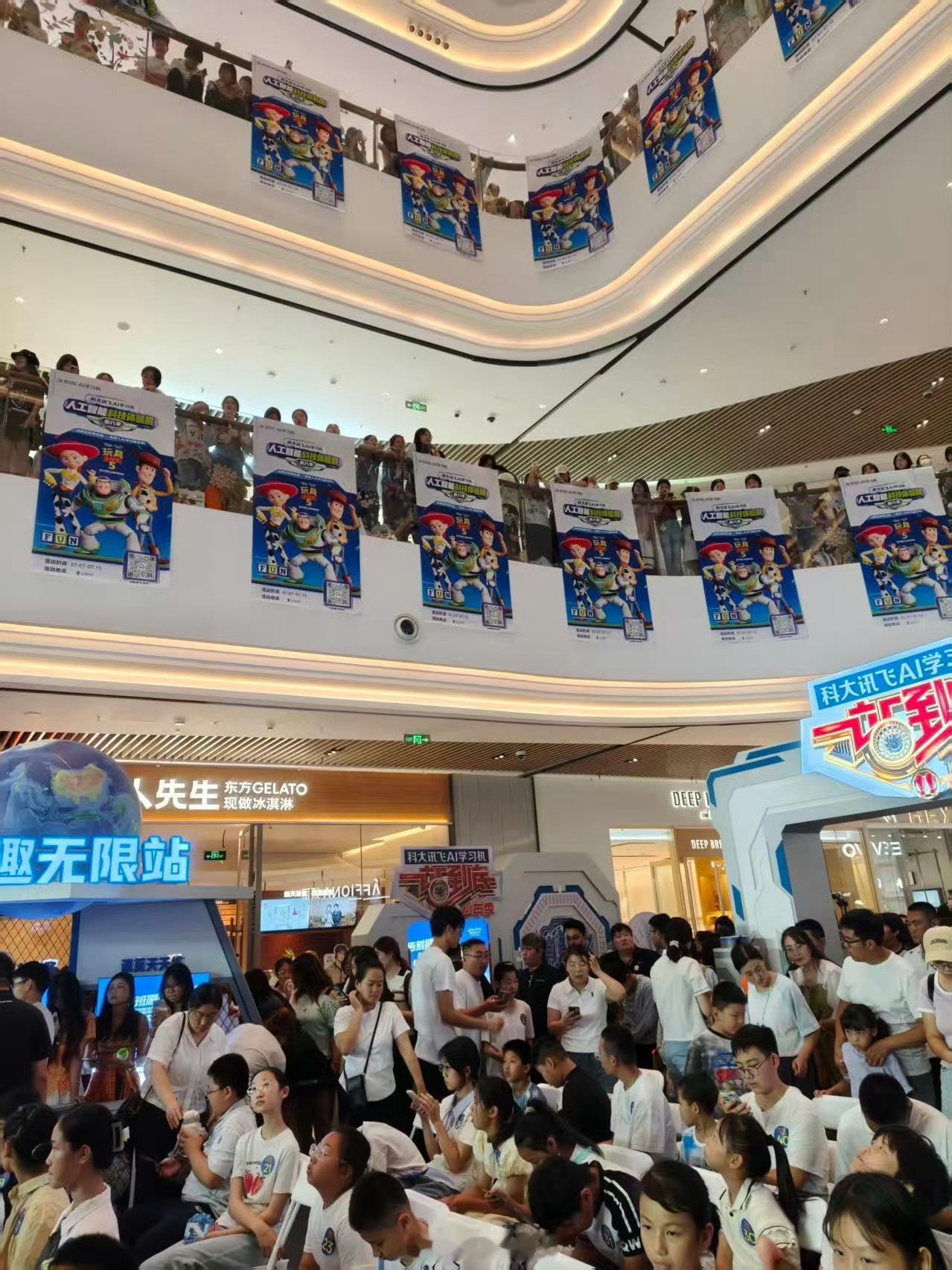 唐九洲济南线下活动人气 华山环宇城今天真的被挤爆了！商场里三层外三层全是人，连顶