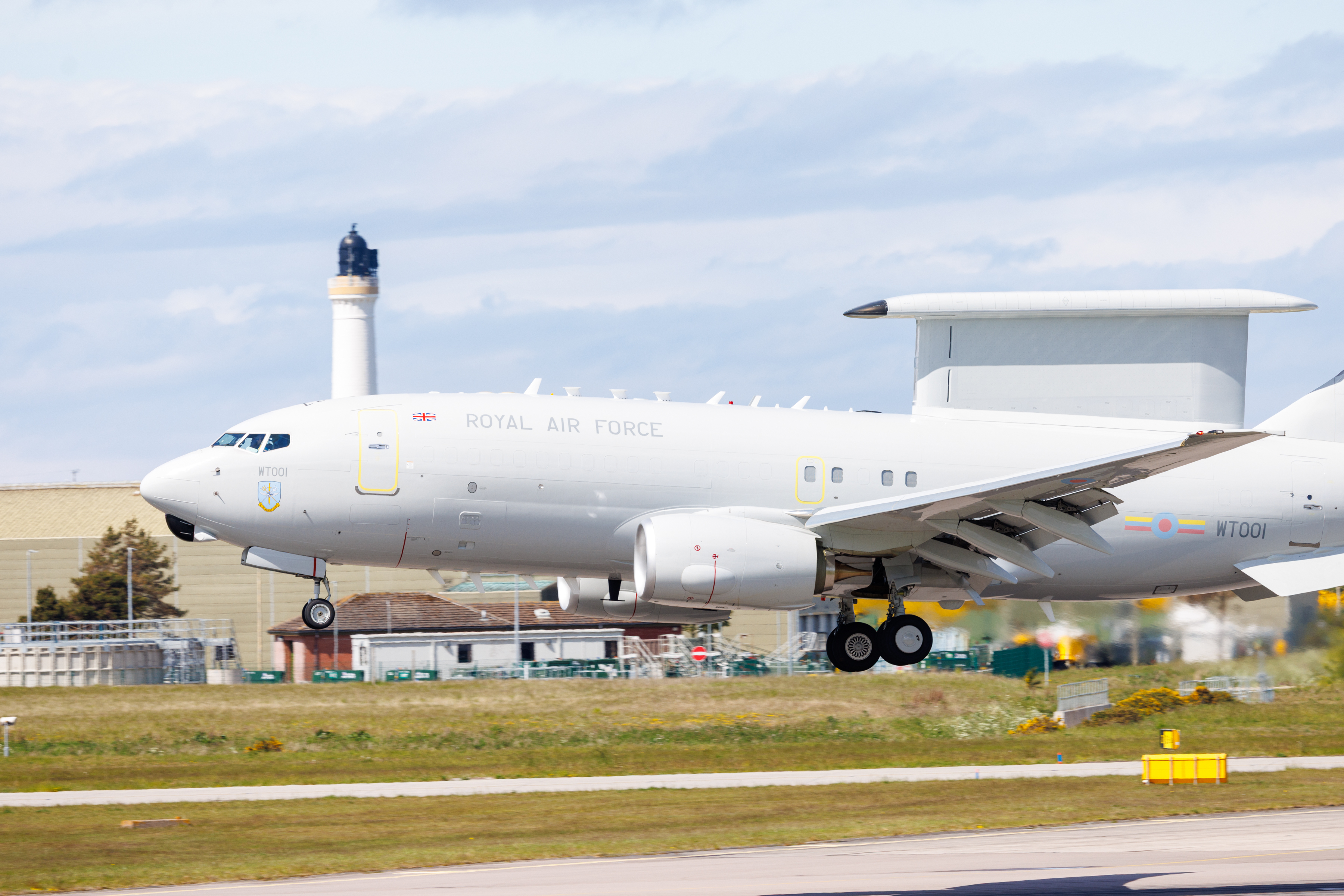 风笛声中英国皇家空军迎来首架波音E-7“楔尾鹰”MK1预警机，这架注册号为“WT