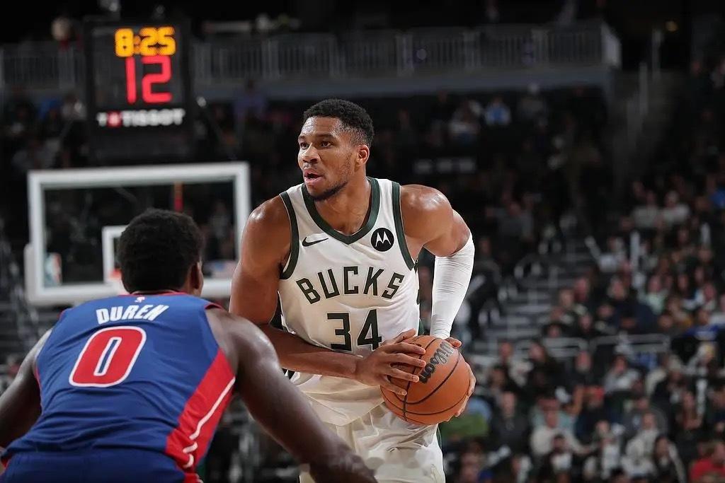 战神！阿德托昆博全场砍下59分14篮板7助攻2抢断3封盖今天NBA常规赛雄鹿主场