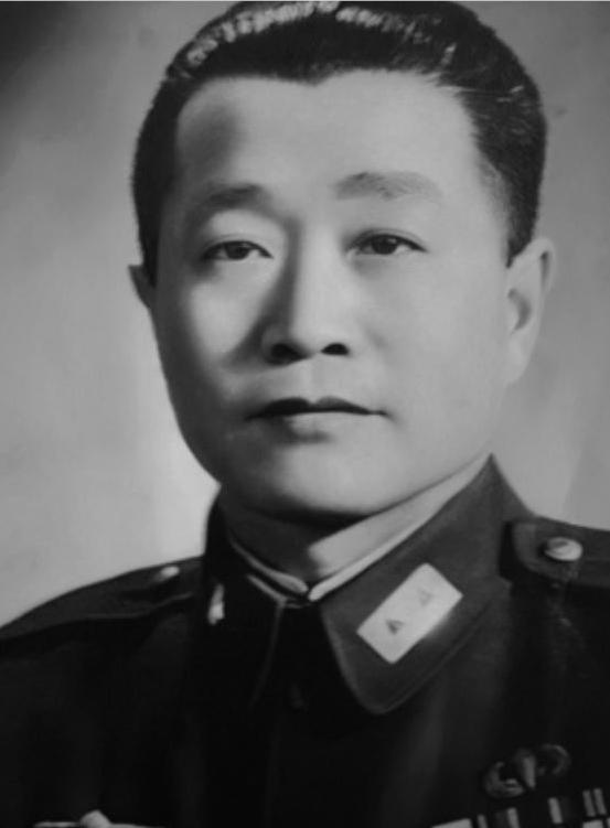 1927年，周恩来被捕，谁料，审讯他的人，竟是他的学生，他凑近周恩来，轻声说：“