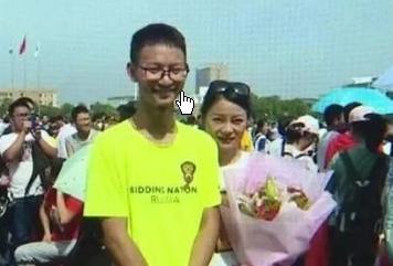 男孩中考后跪谢姥姥姥爷，奶奶，谢谢您为我做的一切。”爷爷奶奶都被感动得热泪盈眶。