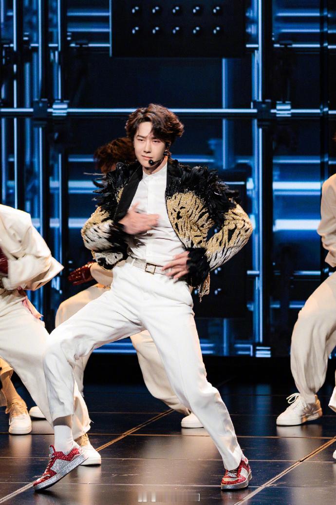 【王一博春晚高清大图来了】王一博春晚精彩瞬间今日，大年初三，央视新闻微博分享的春