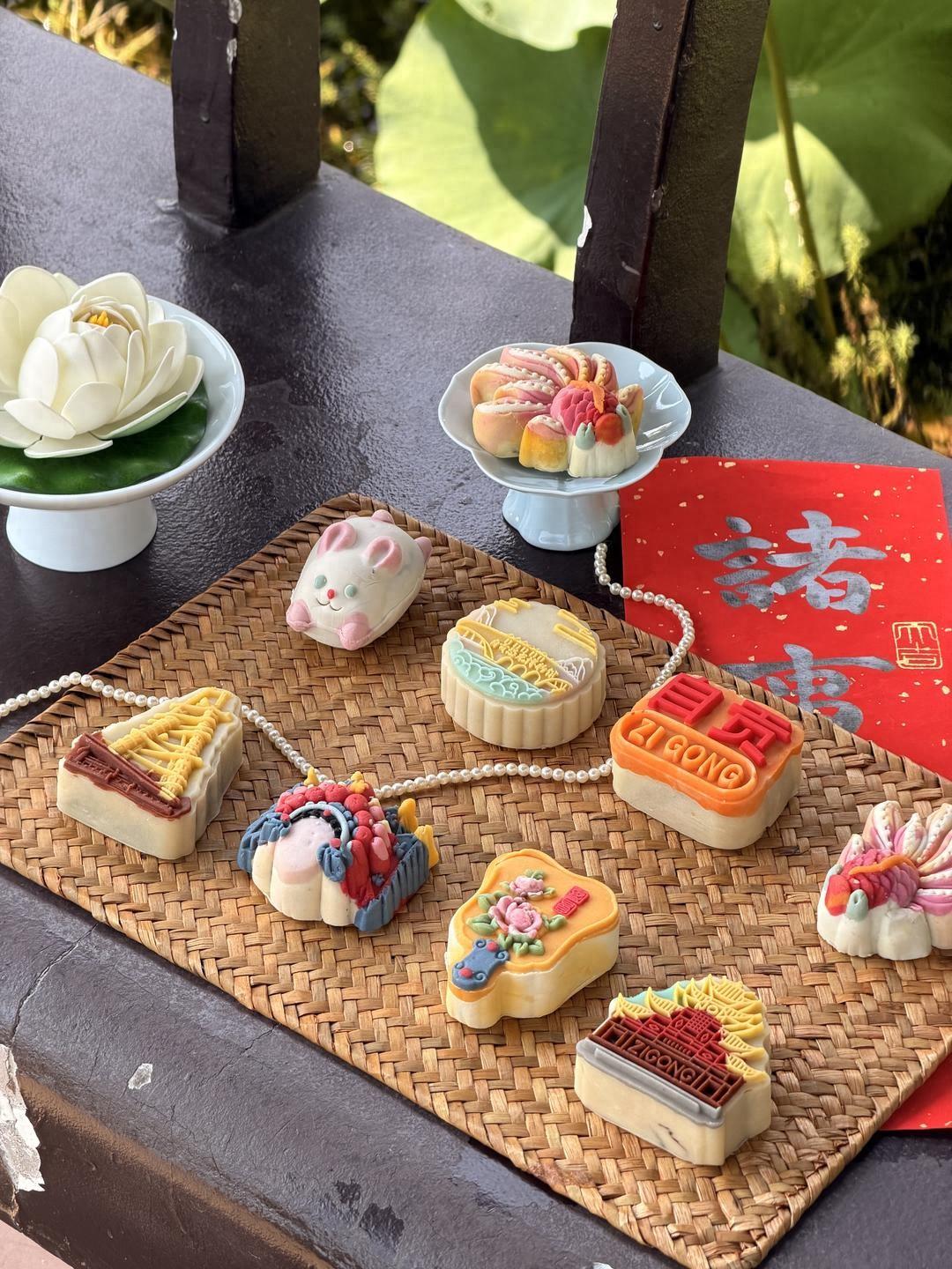 “手真巧！”四川自贡，一名“80后”女甜点师把恐龙博物馆、燊海井、川剧脸谱等家乡