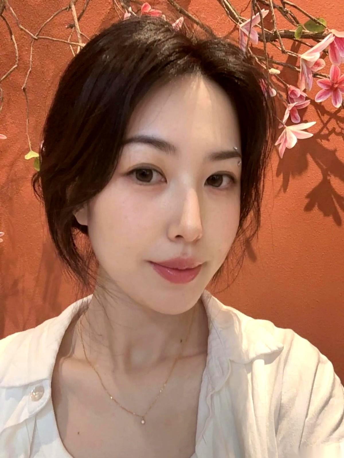 离婚协议。
十四年的老公，就这么从微信上甩过来一份离婚协议。
像甩过来一张外卖优