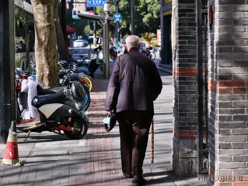 年过七旬的爷爷抱着刚满周岁的小孙子，在医院走廊里来回踱步，孩子的奶粉罐早就见了底