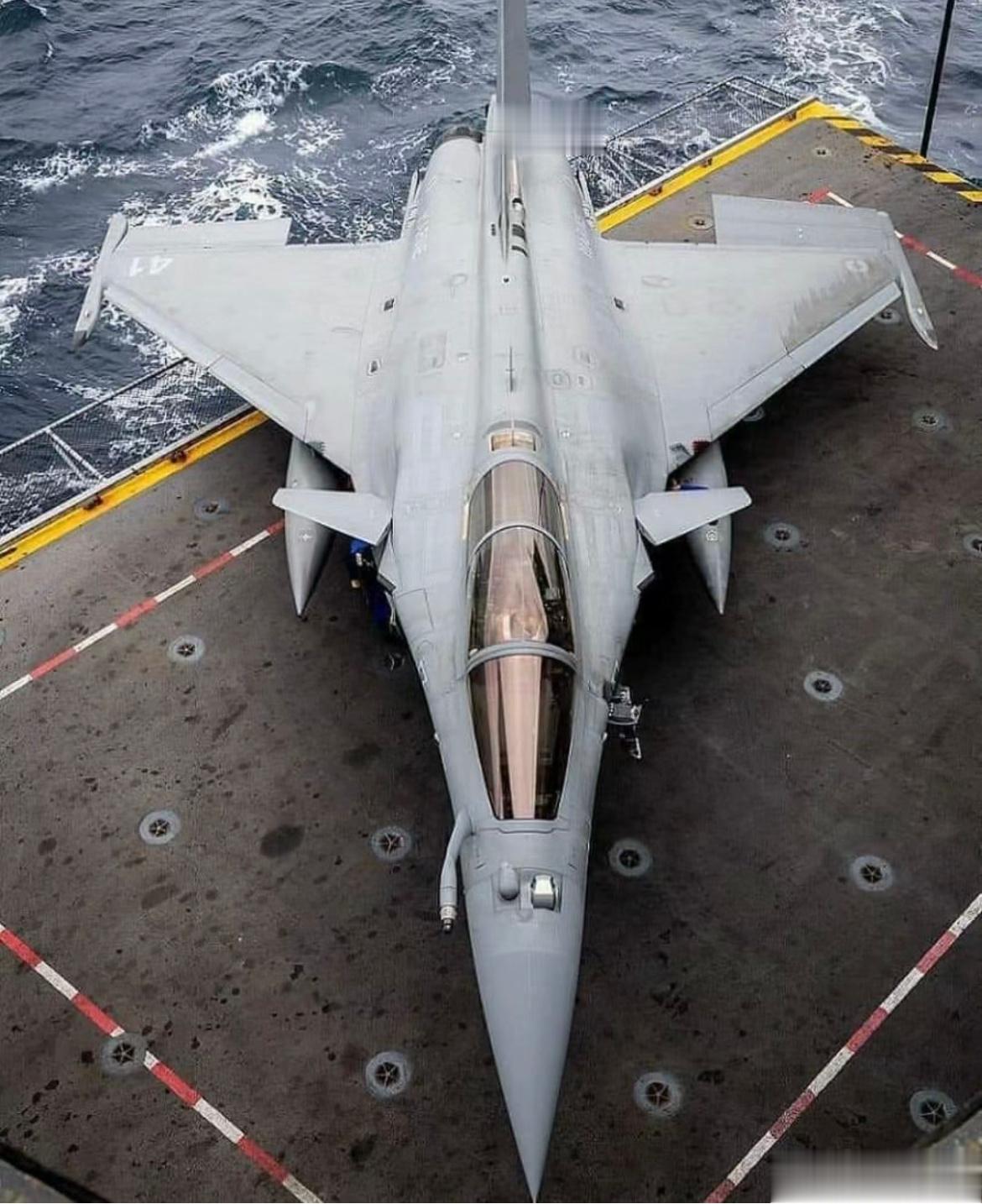 印度确定要买阵风战斗机做舰载机了，找了几张图，阵风M在设计之初就考虑到要做舰载机