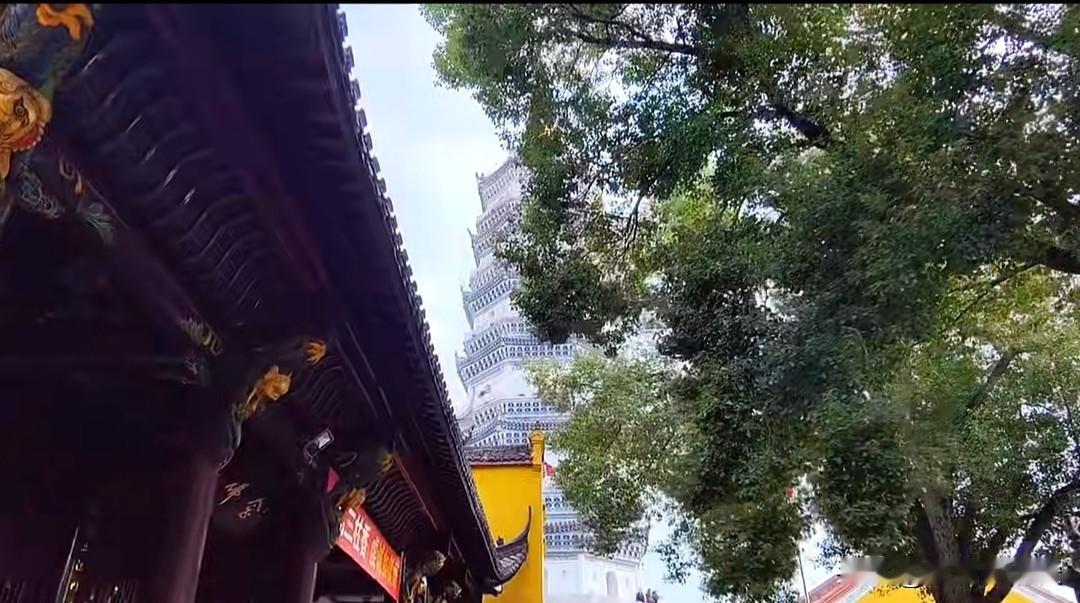 安庆素有“万里长江此封喉，吴楚分疆第一州”之称，名胜古迹众多。
天柱山是必去之地