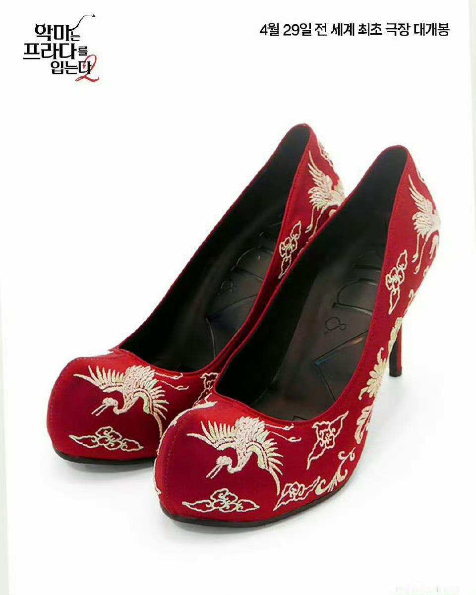 ber?做国不要太韩安妮海瑟薇在韩国收到绣花高跟鞋