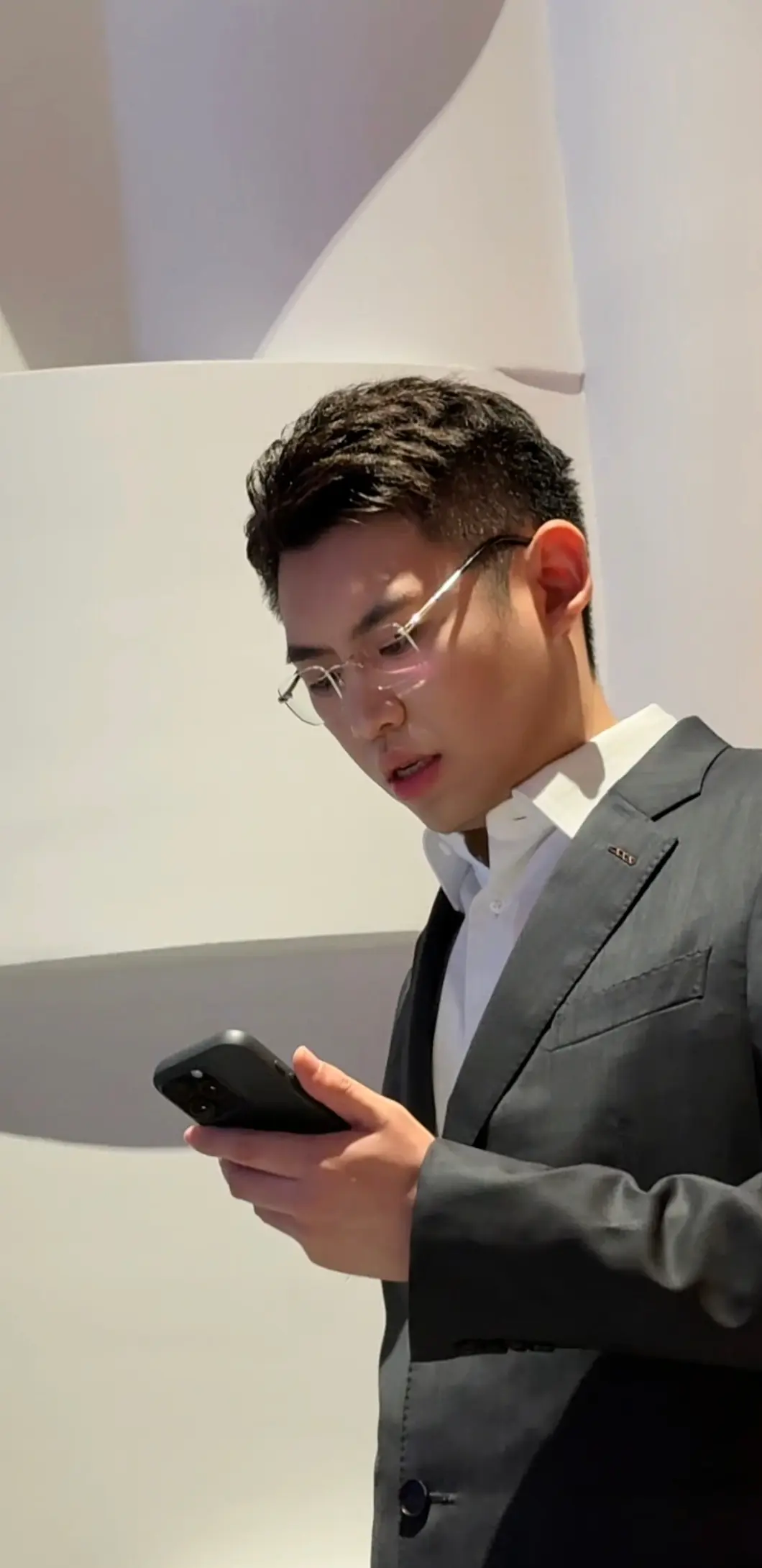 博文线下颜值也很能打。一个小伙子怎么能帅成这样😎