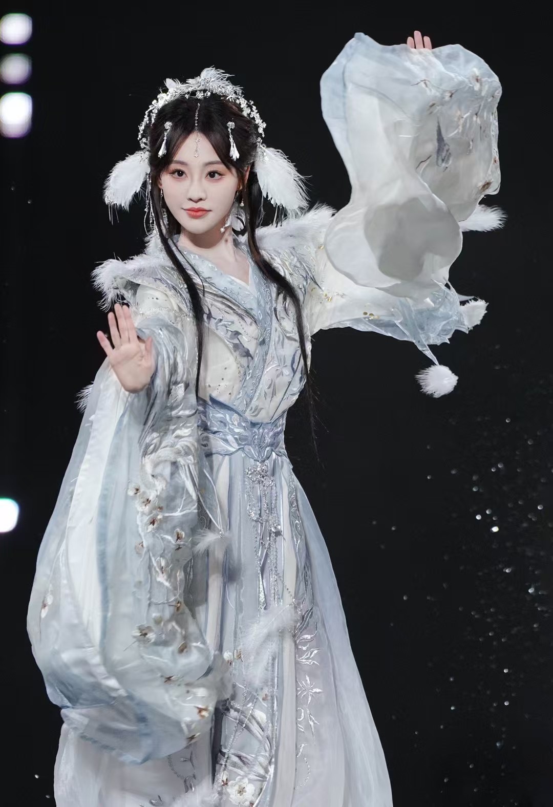 啊啊啊啊祝祝太太太美了！！！雪中仙子！！！！！！！大半夜看的我嗷嗷叫！！！！阿姐