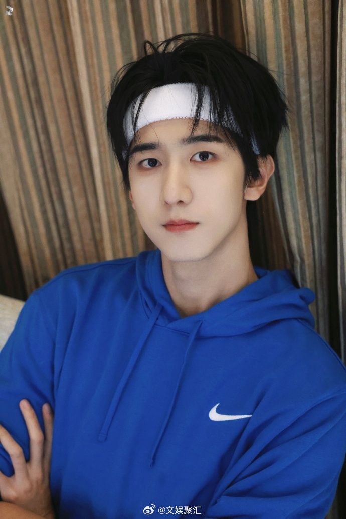 #赵让白色发带##赵让蓝色连帽卫衣# 白色发带下的赵让活力四射，蓝色连帽卫衣尽显