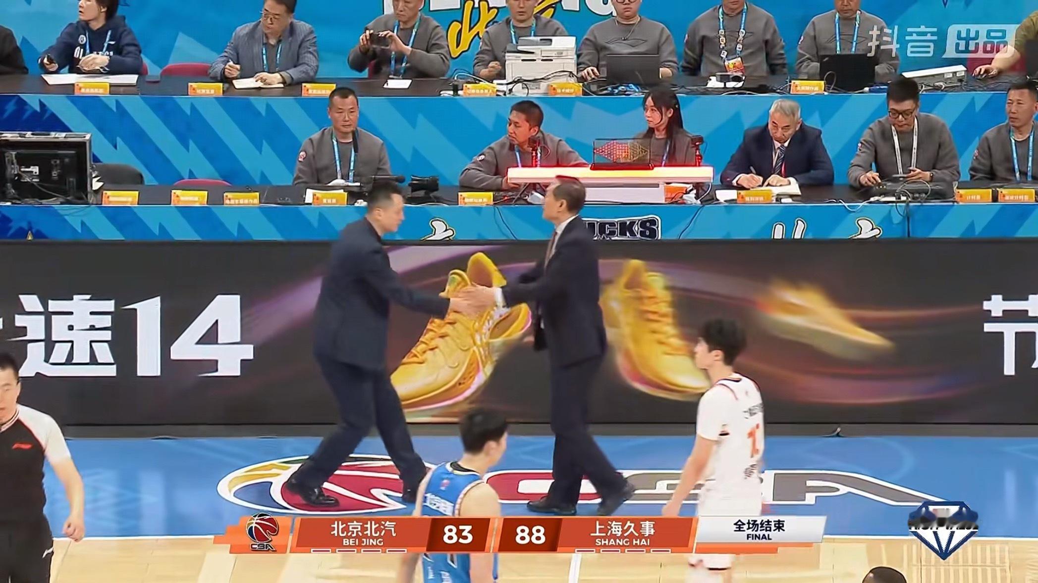 上海队在客场战胜北京继续自己漫长的连胜之路此役上海队在缺少洛夫顿和大白边的情况下