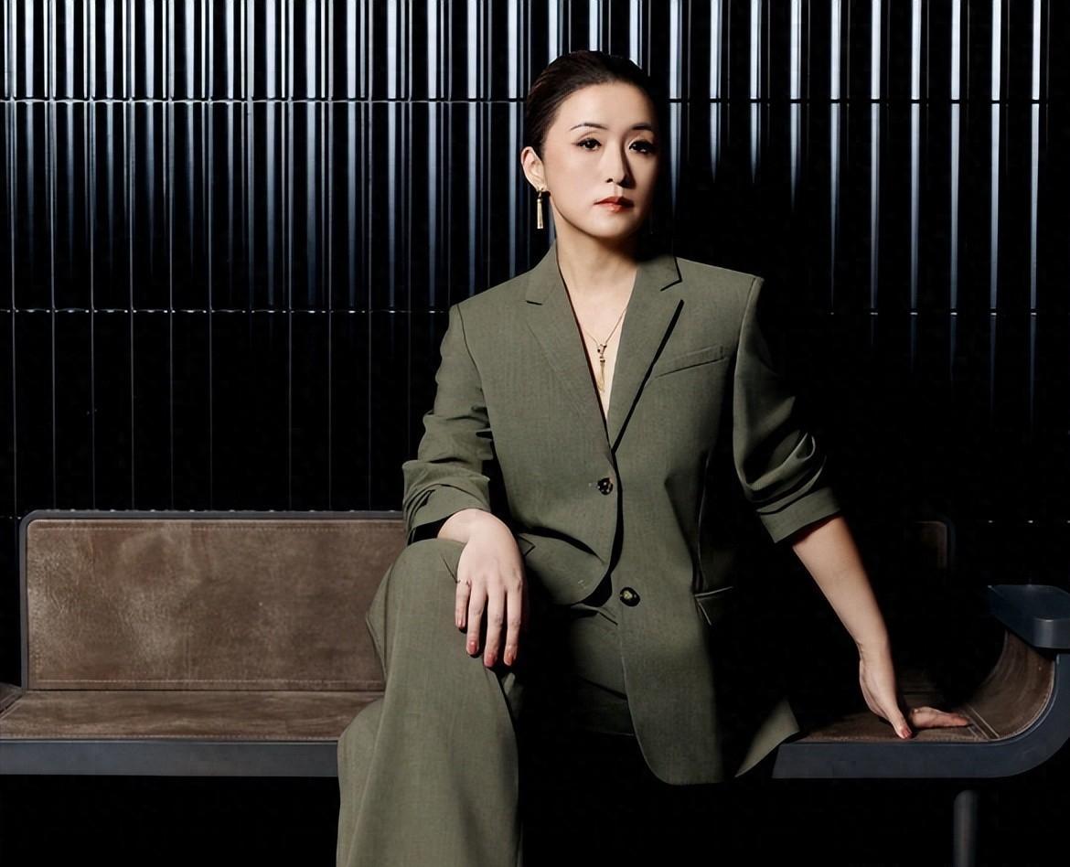 上海编剧袭警录音曝光，热搜消失引质疑，警方介入调查。
秦雯和许思窈在剧组会议上聊