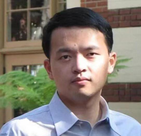 照片中的这个年轻人，名叫张浩，是一位顶尖芯片专家，却被美国无理扣押，至今未归。
