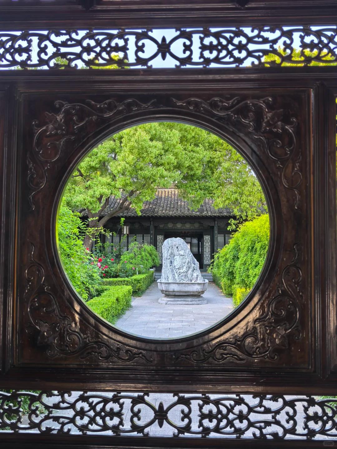 《荷芳书院》清・河道总督 高斌（荷芳书院建造者）
碧沼花明画不如，清香馥远满庭徐