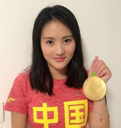在1995年的时候，只有三岁的陈若琳，父母离婚。母亲嫌她是个女孩果断抛弃，远走国