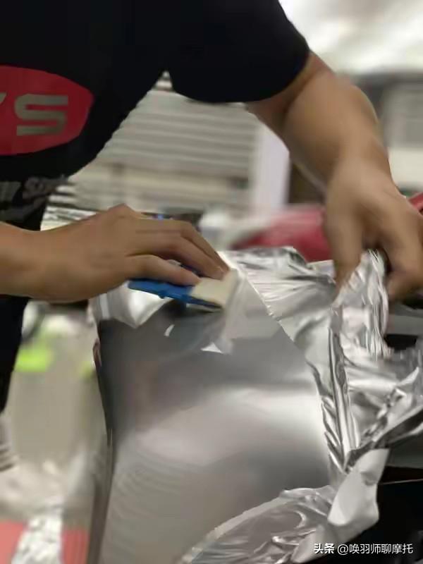 你的摩托贴膜了吗？

2026年实测：练手摩托车贴膜，工时费800-1500元，