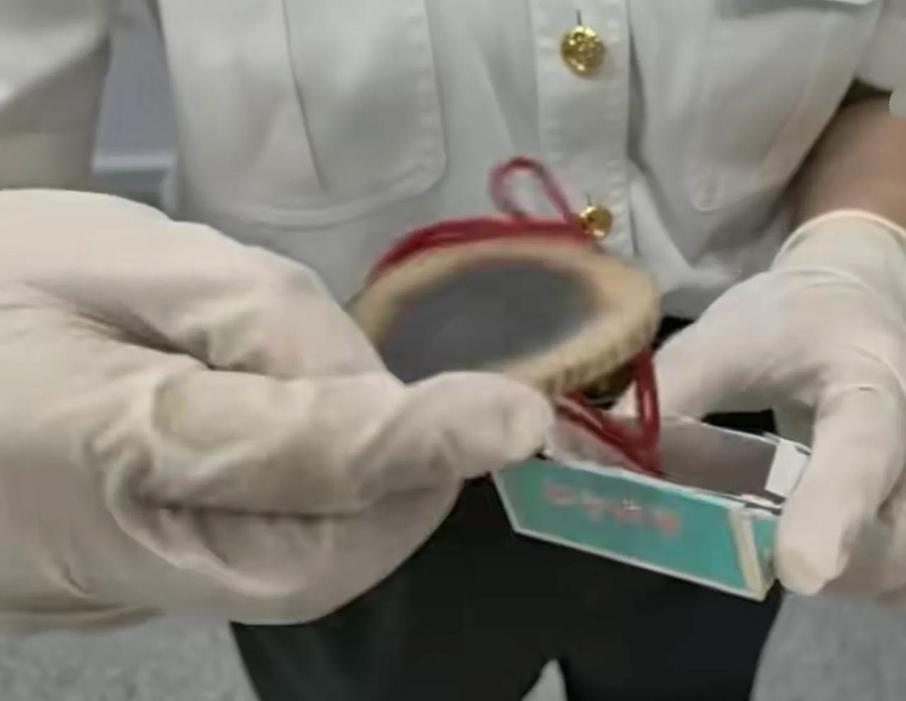 真敢啊！福建泉州，一个旅行团入境，其中两名旅客表现得不正常，工作人员在他们身上的