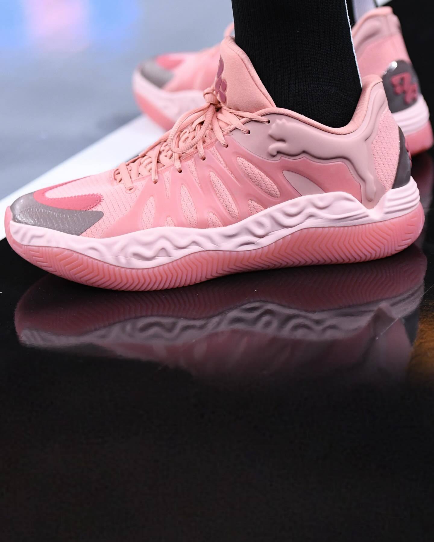 库里在对阵火箭赛前热身上脚了哈利伯顿的第一代签名鞋Hali 1“Hibiscus