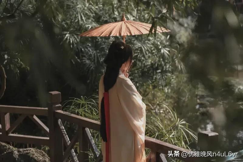 张老师在市中心的小学教书，每天下班要挤一小时地铁，家里还有年幼的孩子要照顾，生活