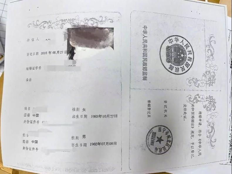 青海西宁，一名男子当上校长就对身边的女教师下手了，女教师起初或许确实有顾忌，毕竟
