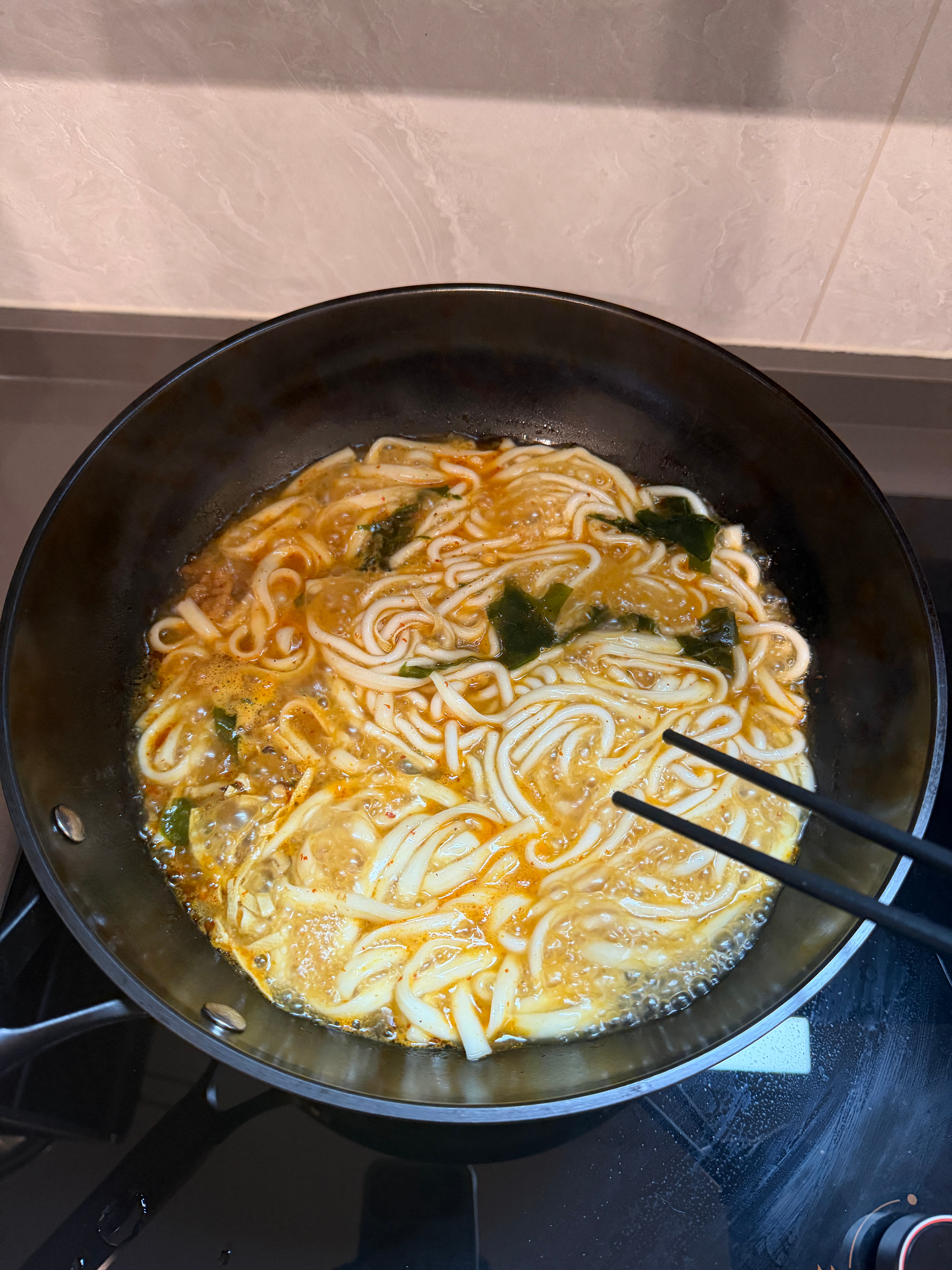 到家了 给自己煮个面吃闲下来发现自己太饿了小噜噜住院了 去了那个靠谱的医院 医生