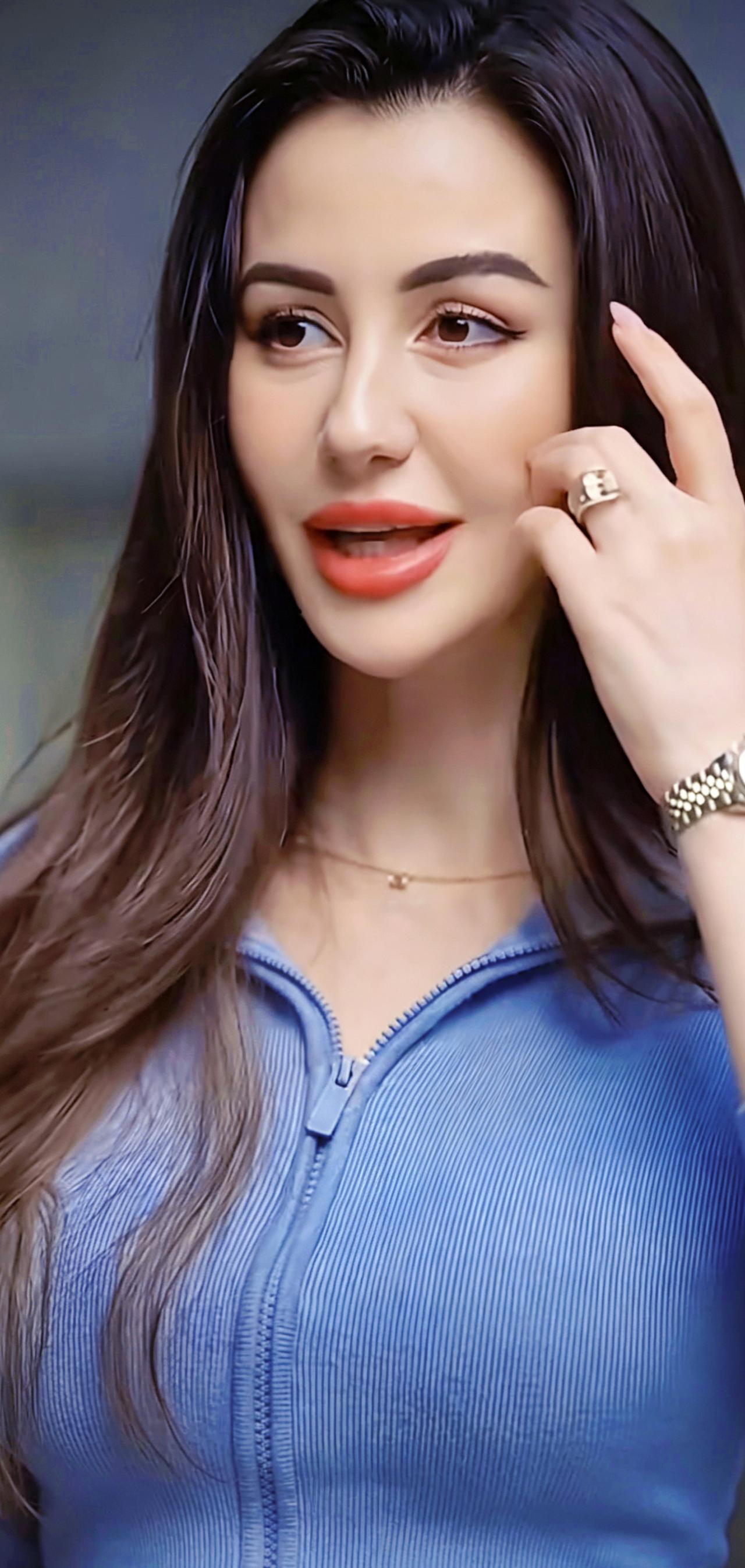 印度：街头抓拍美女！[爱慕]
[爱慕]这位美女轮廓清晰，五官大气且精致，口红的搭