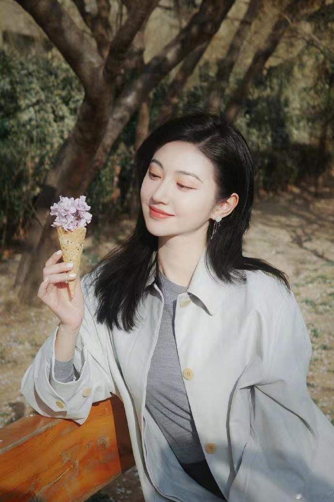 景甜拿着花花冰淇凌好甜蜜，想咬一口呀~ 