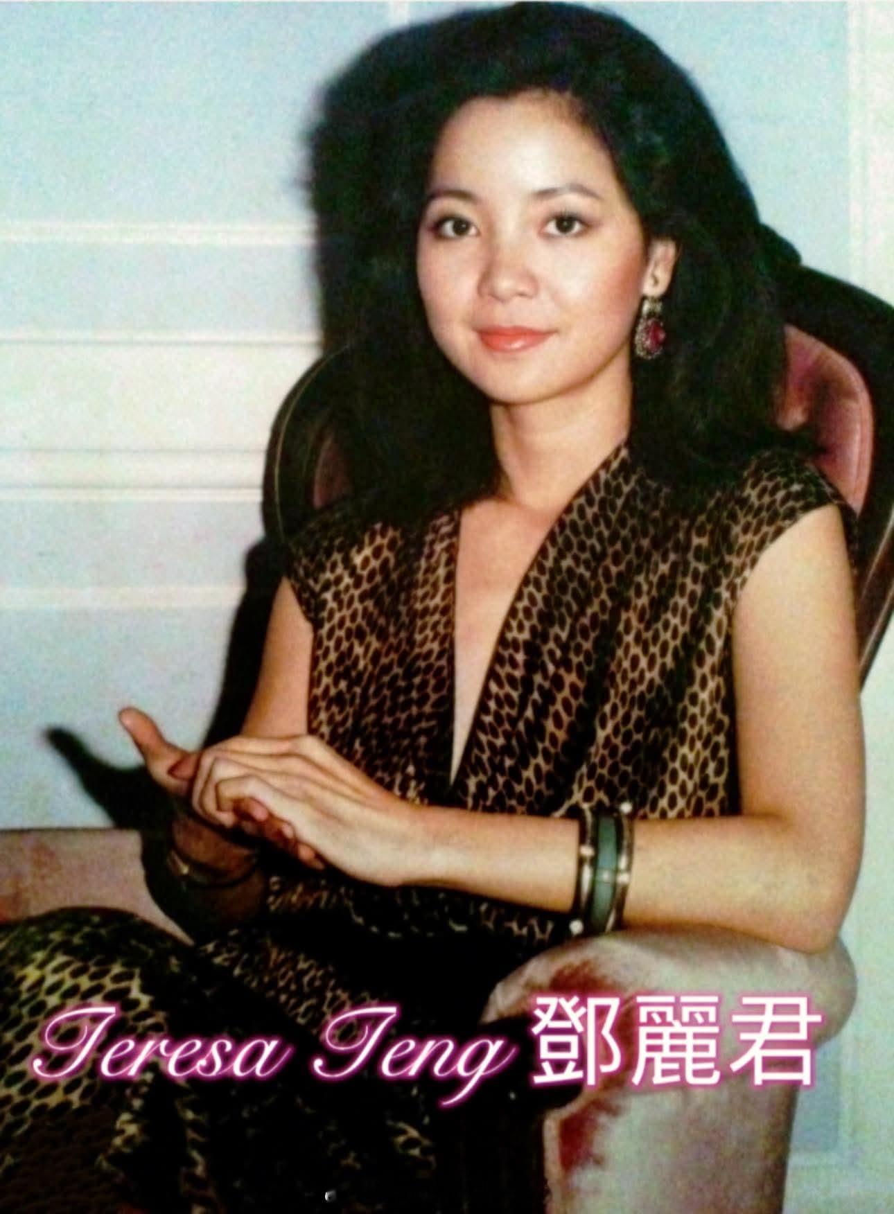 1984年1月11日，摄于新加坡良木园酒店～15周年巡回演唱会记者会。（FB）邓