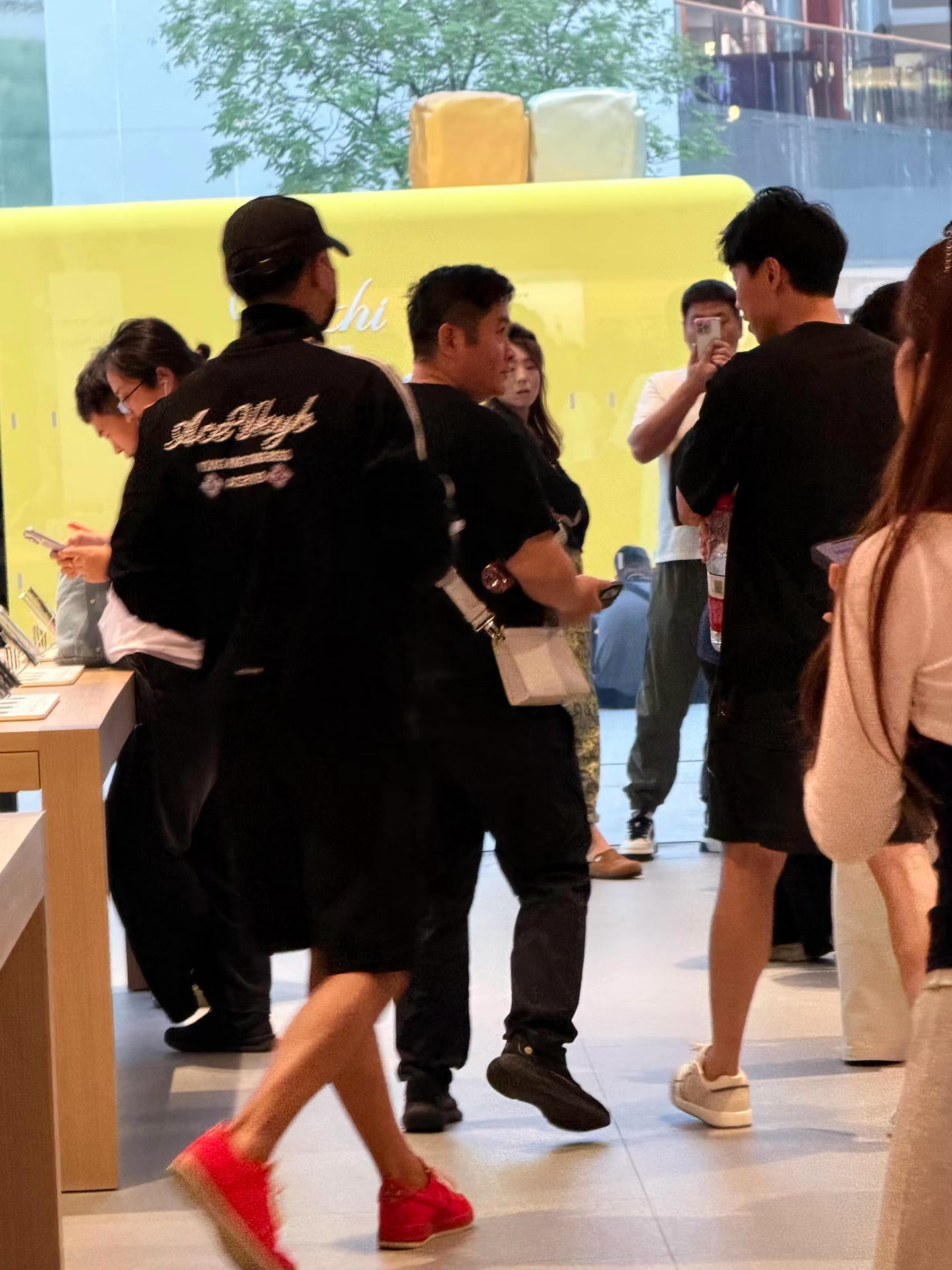黄子韬[超话]黄子韬王者万象棋电竞代言人 宝宝又被偶遇了[可怜]坐标北京三里屯苹