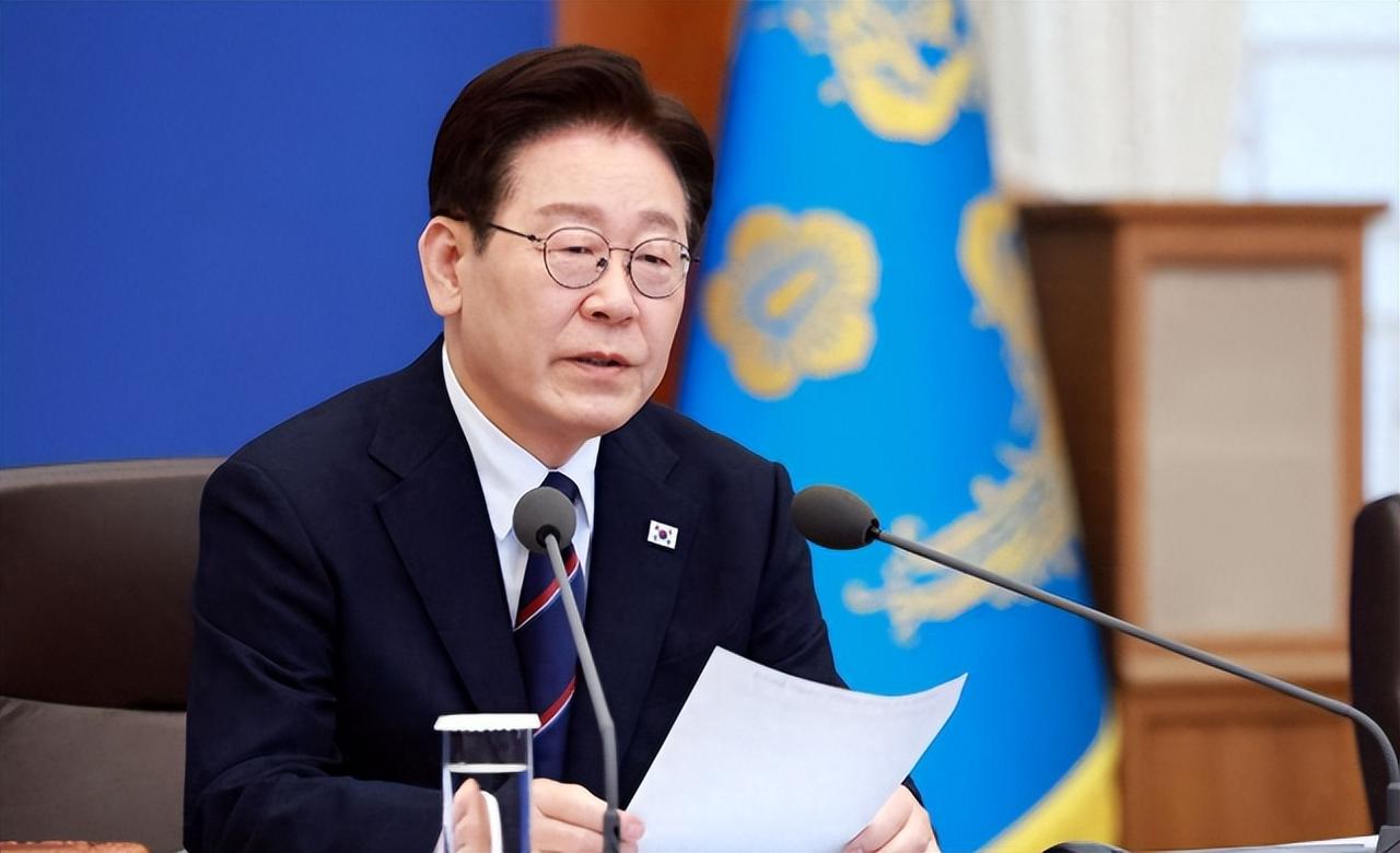 2026年初霍尔木兹海峡战火升级，全球能源运输咽喉基本陷入停运，这场冲突把多国拖