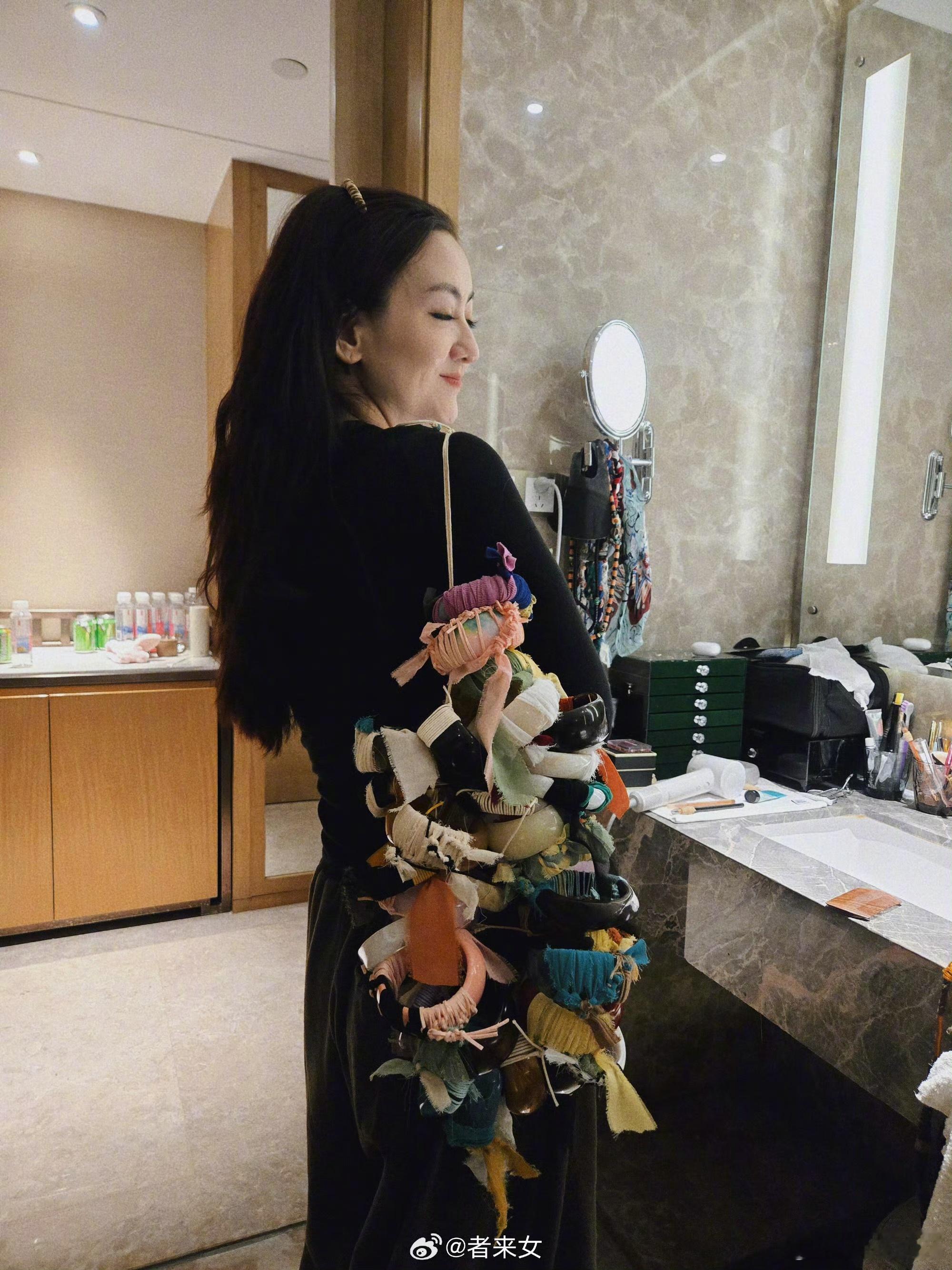 谢娜回复者来女 谢娜要到者来女微信 发微博提及，字里行间流淌的不再是舞台上主持人