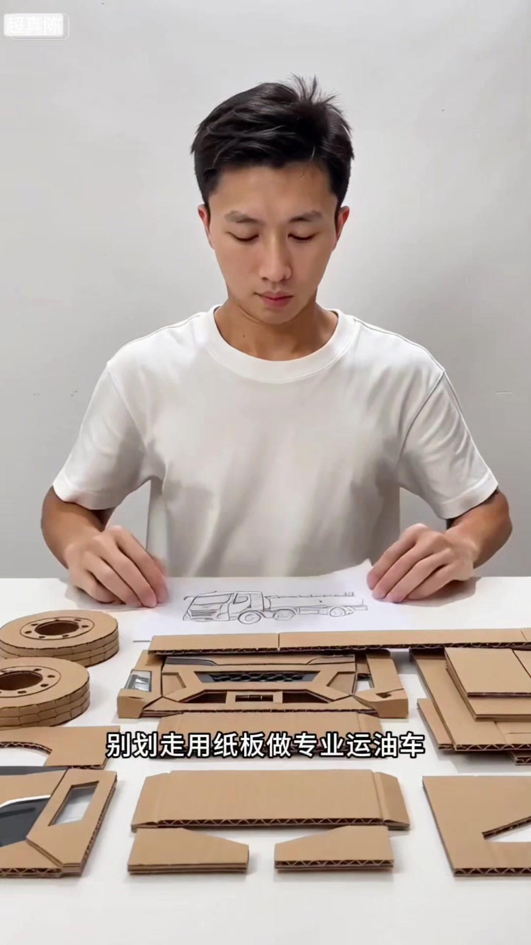 先看这个硬核骨架，普通硬纸板搭出重载感，直接解决“撑不起特种气场”的质疑。接着拼