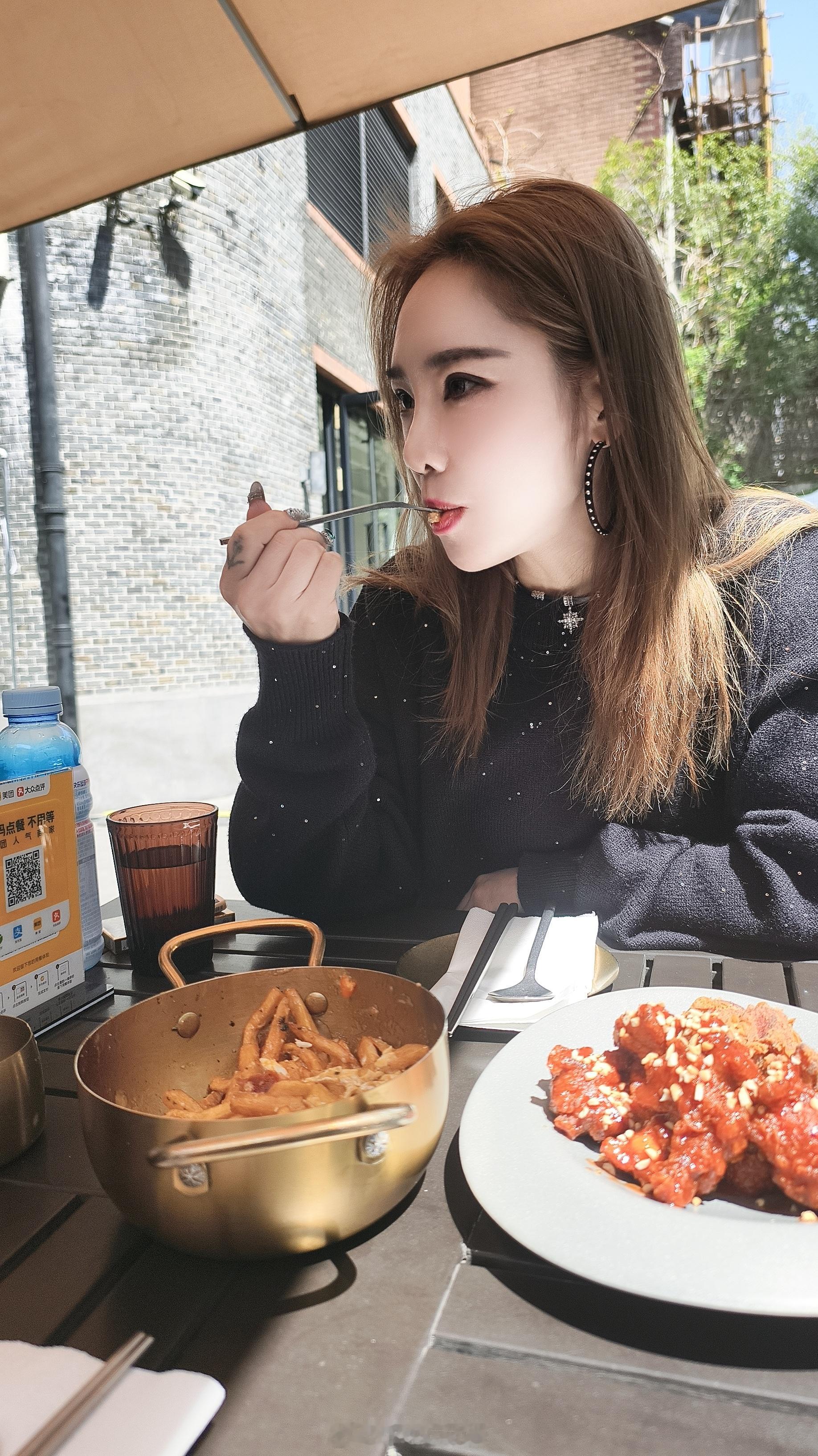 总觉得今天是礼拜一呢需要美食缓冲一下繁忙的心情今天的韩餐简单但是太出挑了，不像传