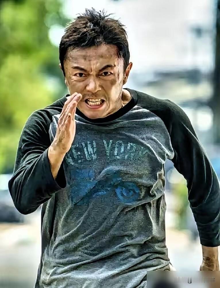 42岁的谢苗，真是把整个内娱的脸都给打肿了。

新片《火遮眼》国外首映，直接干到