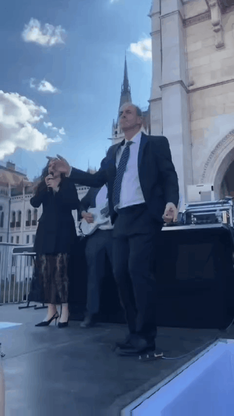 🇭🇺匈牙利新任卫生部长继续他的巡回演讲，教全国人民跳一些令人尴尬的舞蹈。
