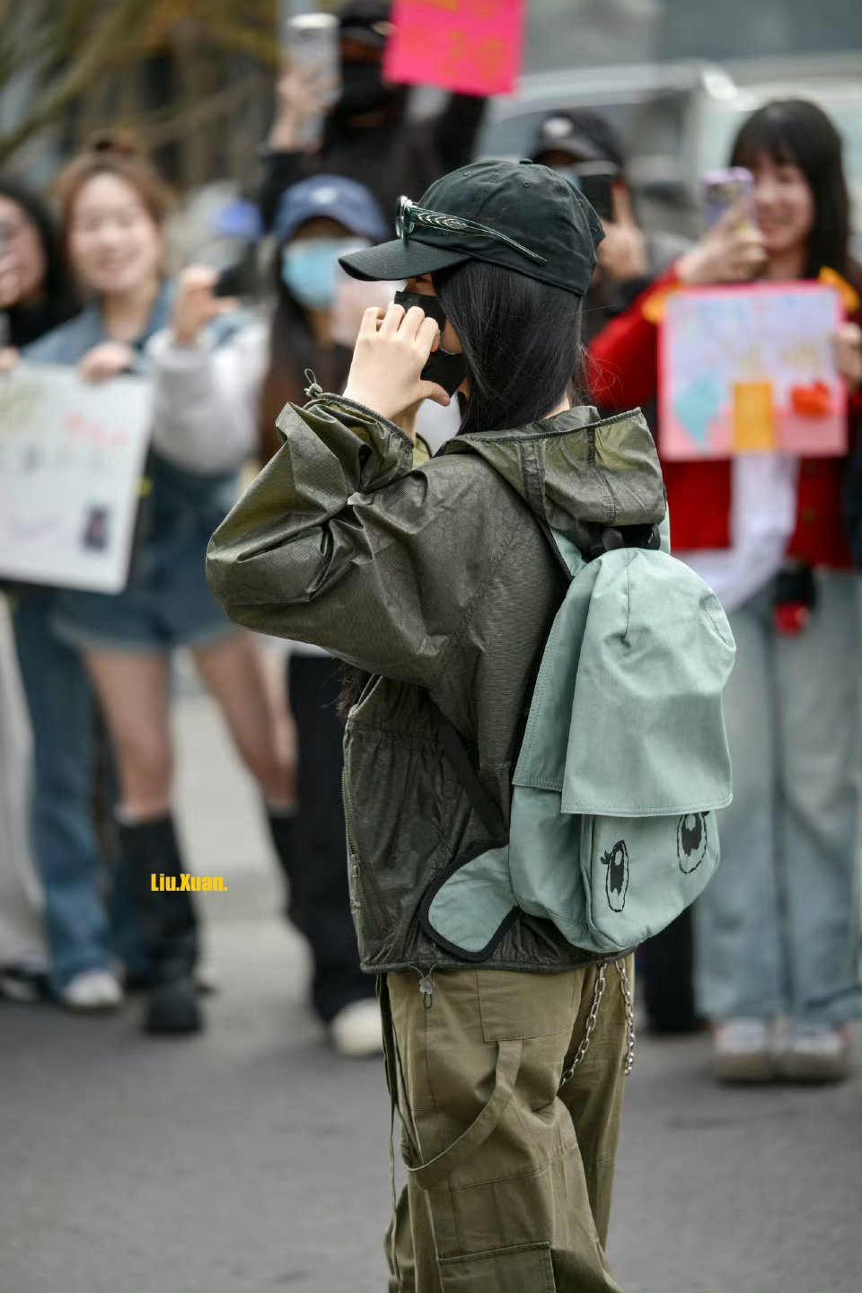 虞书欣云初令上班路透站姐饭拍，这一身是要下班完爬山嘛好酷好休闲 