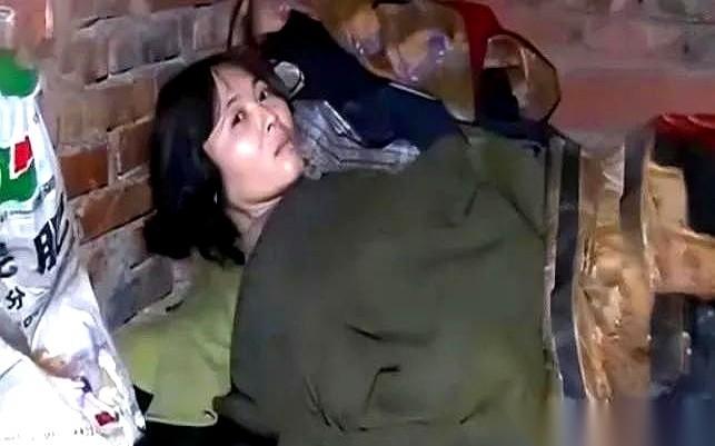2012年，川北深山。
一个老头蹲在夯土房的门槛上，吐出一口烟圈，指着屋里随口说
