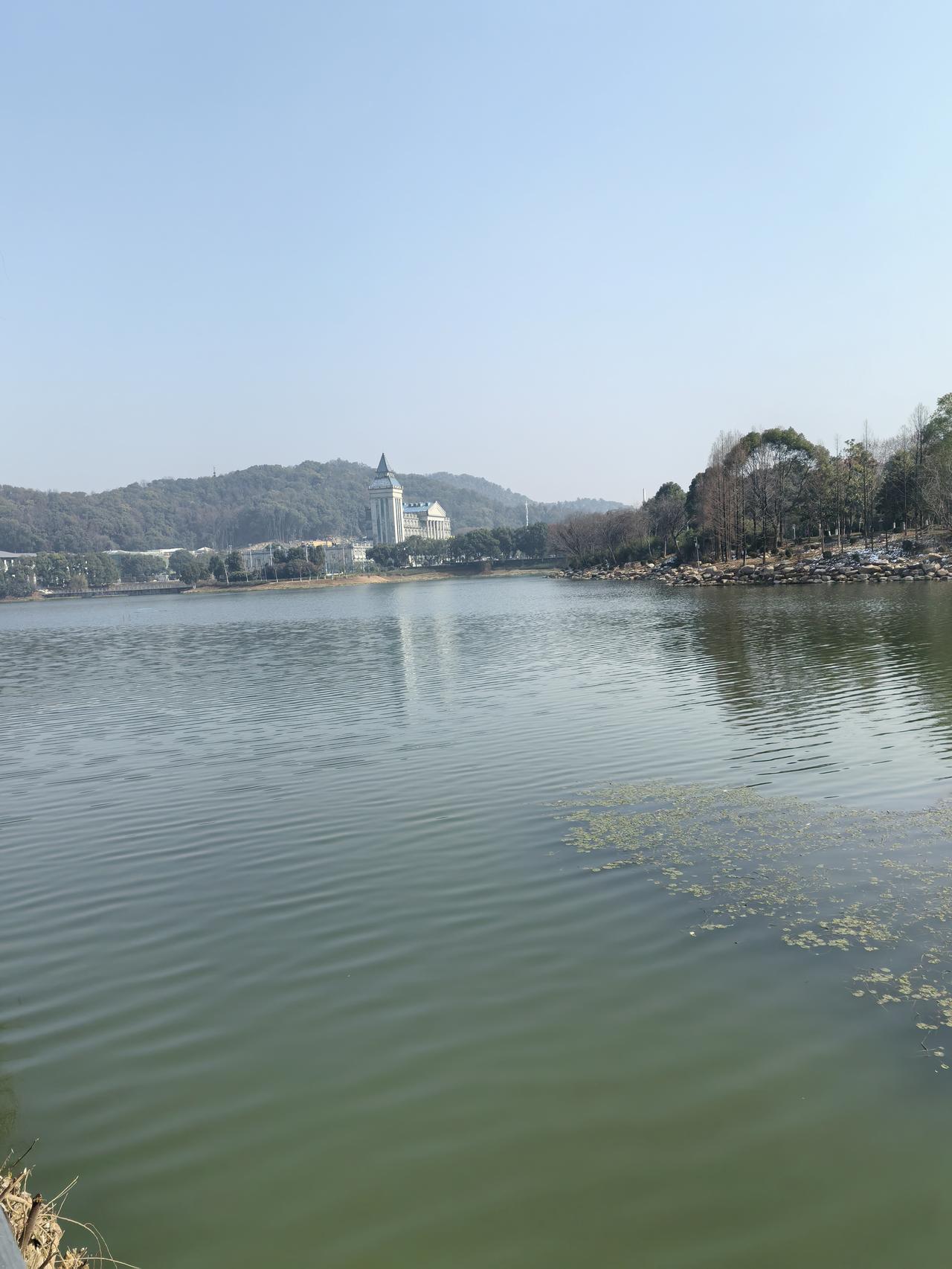 记录我的2026 2026年，我在黄石磁湖一角溜达。磁湖之名始于宋代，苏轼、苏辙